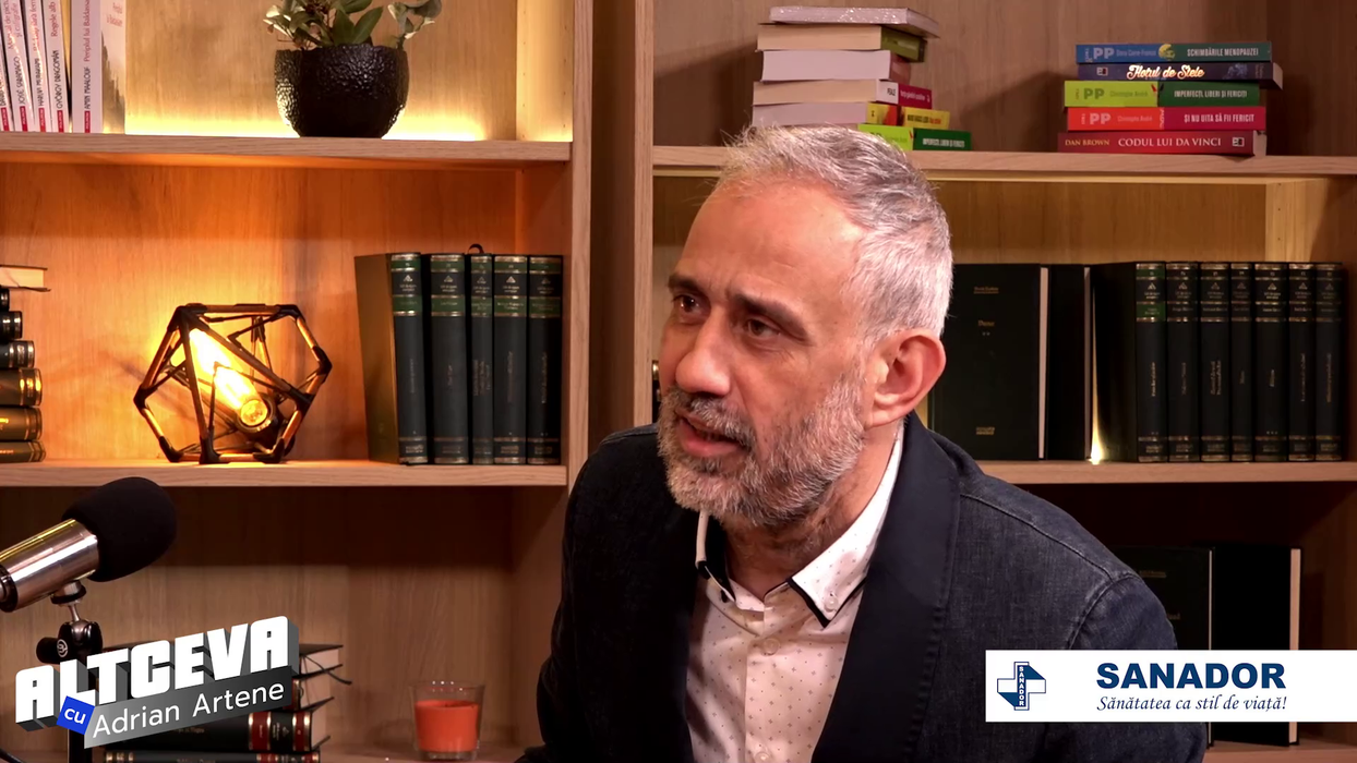 Regizorul Toma Enache este invitatul săptămânii în podcastul "ALTCEVA cu Adrian Artene", difuzat pe canalul de YouTube dedicat (Foto: captură video)