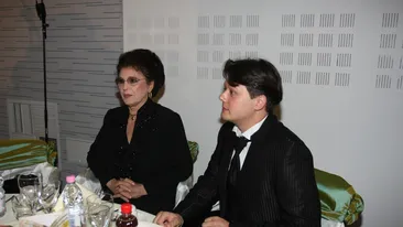 Si-a asortat poseta brand-uita la cocul purtat si in urma cu trei decenii. Irina Loghin arata la 73 de ani ca la 40!