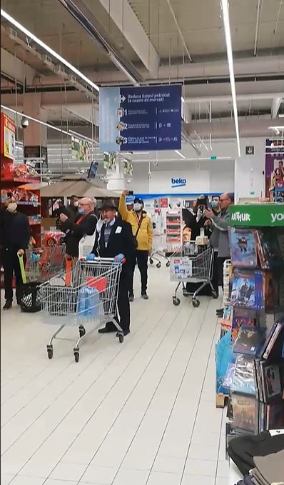 Piele de găină! Clienții dintr-un supermarket au cântat “Hristos a Înviat” în timp ce stăteau la coadă. În ce oraș din România s-a întâmplat | VIDEO