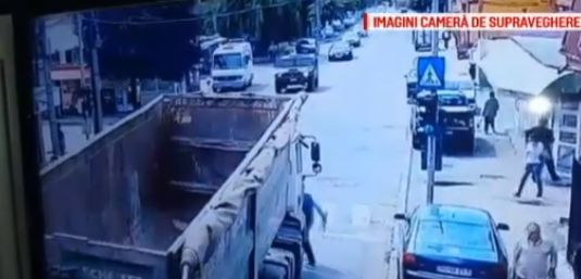 Momentul șocant în care un bătrân este izbit de un camion, la Câmpulung Muscel! Bărbatul a traversat nergulamentar