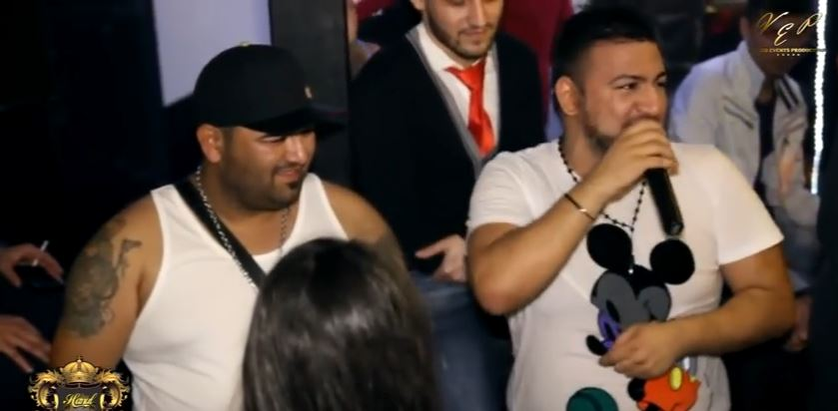 Biju îi cântă lui Anaser, la o petrecere de manele de la Hanul Domnesc