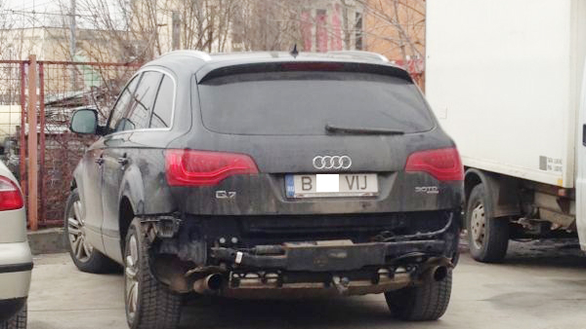 Vali Vijelie a ramas fara masina! Manelistul a dus-o in service dupa ce s-a trezit fara bara din spate!