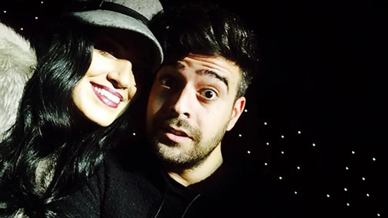 Adelina va innebuni cand va vedea asta! Speak, surprins intr-o ipostaza indecenta, alaturi de o tanara cu decolteu generos