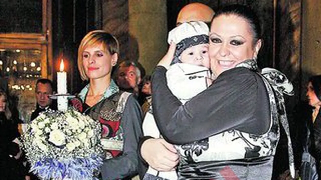 Monica Anghel i-a facut dedicatii fiului ei
