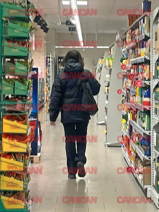 Bruneta a ieșit la supermarket, singurică.