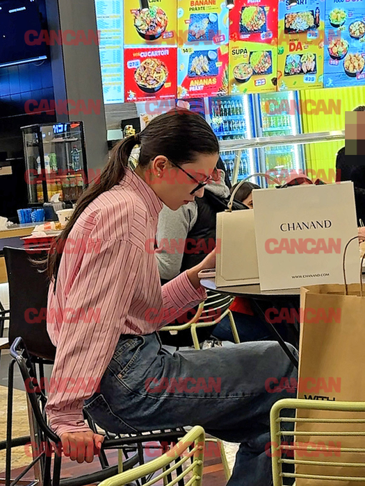 Cleopatra Stratan, atentă la telefon