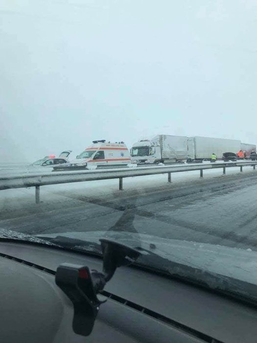 Circulaţie îngreunată pe A1, din cauza unor accidente şi a ninsorii