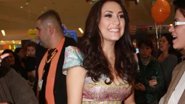 Specialistul Spy a comentat aparitiile vedetelor. Andra si Laura Cosoi si-au ales perfect hainele!