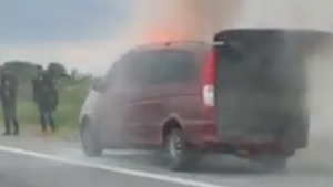 Microbuz plin cu oameni, în flăcări pe A1. Incendiul a izbucnit de la un scurtcircuit. FOTO