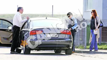 Ii merge bine dupa scandalul sexual care l-a scos din politica si l-a lasat fara nevasta! Isi plimba nepotul si isi ridica vila