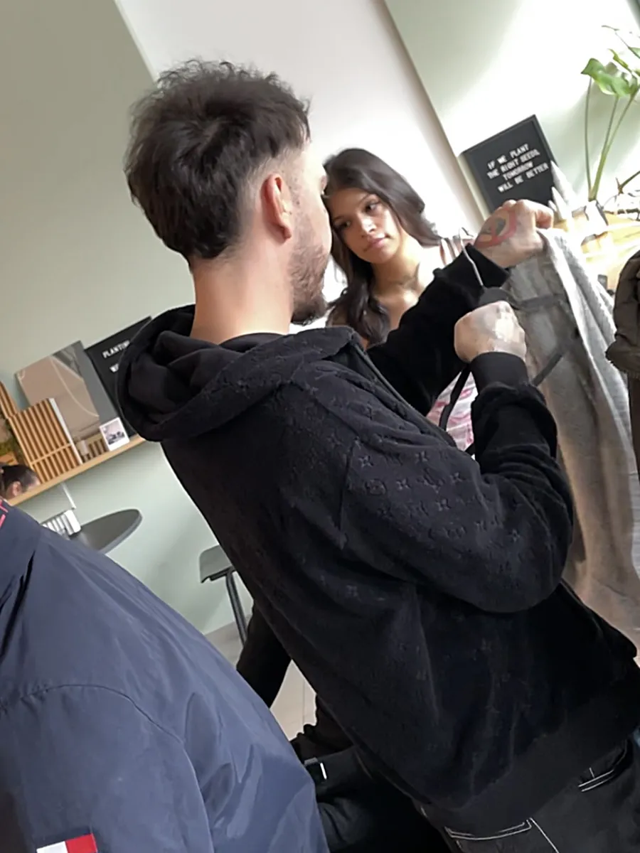 Trapperul îi pune haina iubitei sale pe umeraș Foto CANCAN.RO