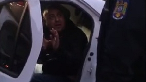 Spectacol grotesc în stradă, la ieșirea din Alexandria. Un membru al clanului Mărmureaua, beat la volan, a făcut show cu polițiștii - VIDEO