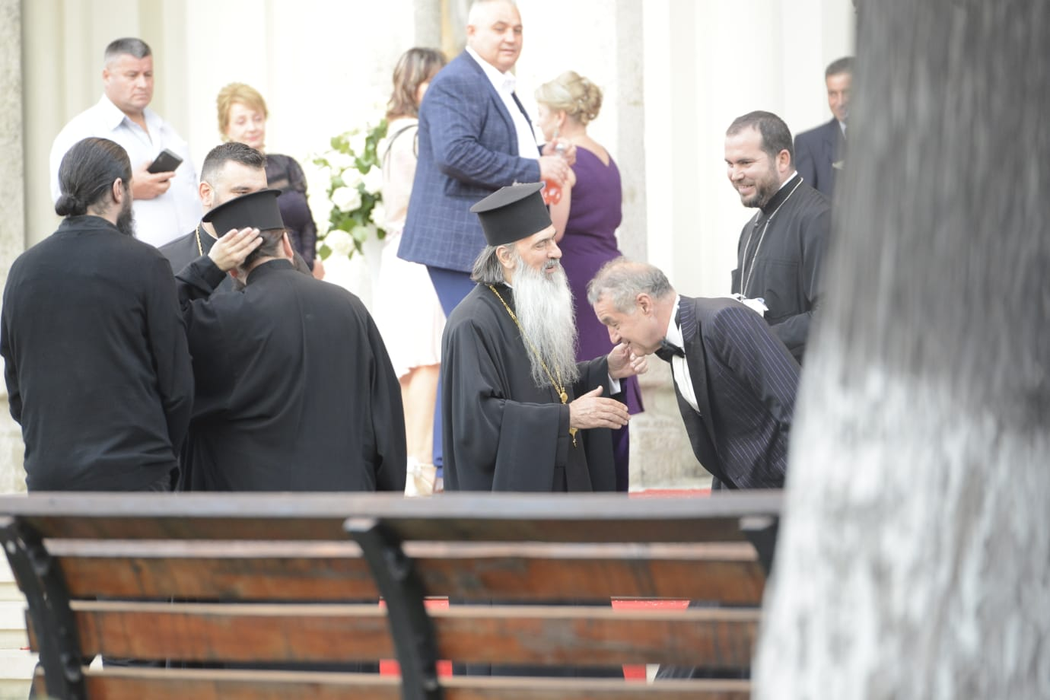 Gigi Becali se înclină în fața Arhiepiscopului Teodosie al Tomisului