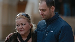 MARIA CÂRNECI a ajuns la priveghiul ILENEI CIUCULETE! Ce scrie pe coroana de flori adusă de artistă