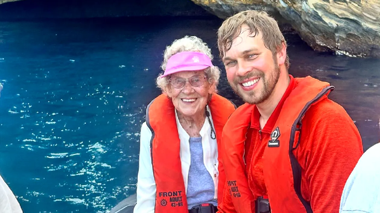 Povestea fabuloasă a bunicuței de 94 de ani care se plimbă în jurul lumii cu nepotul ei: ”Niciodată nu este prea târziu”