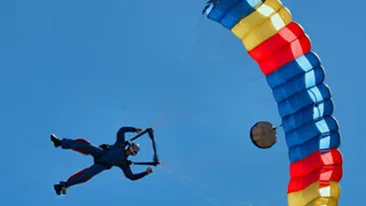 O parasutista a gresit locul de aterizare si s-a prabusit intre blocuri, la Craiova