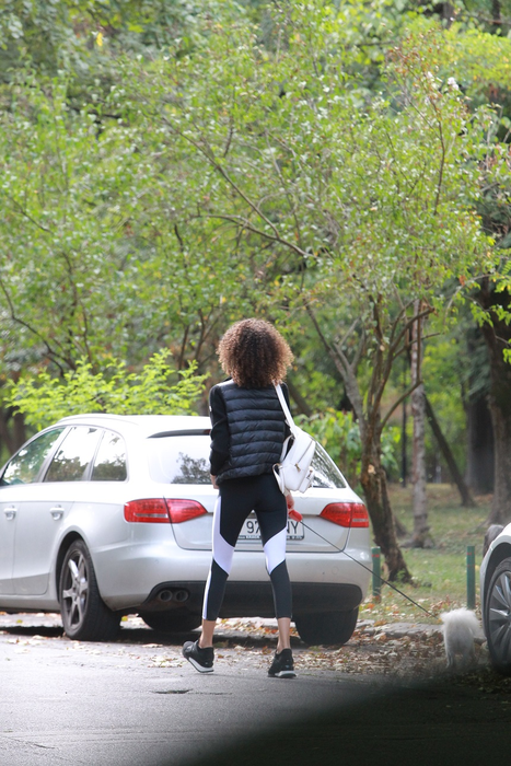 Alice Constantinică, sexy la o plimbare în parc