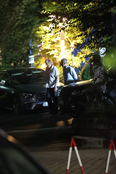 Florin Piersic se retrage de la restaurant, după o masă luată alături de soție și de doi prieteni (Foto: CANCAN.RO)