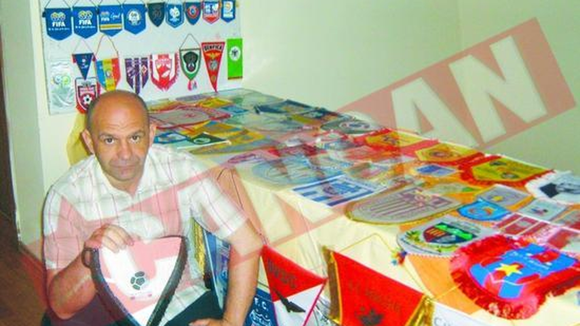 Un bibliotecar colectioneaza insemne de cluburi A adunat peste o mie de fanioane!