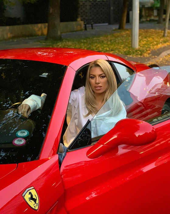 Lexy, una dintre cele mai sexy tinere din lumea mondenă