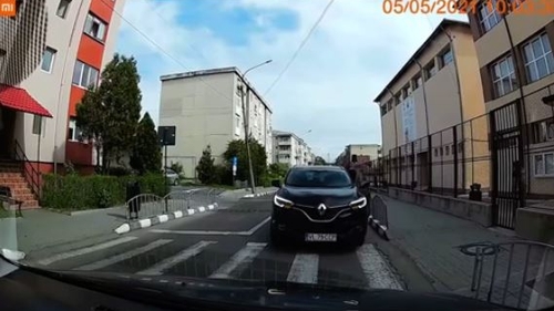 Un șef de post de Poliție din Vâlcea își bate joc de regulile de circulație VIDEO