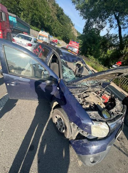 Mașina lui Geroge Botizan a fost strivită de un bolovan căzut de pe munte/ sursă foto: captură video