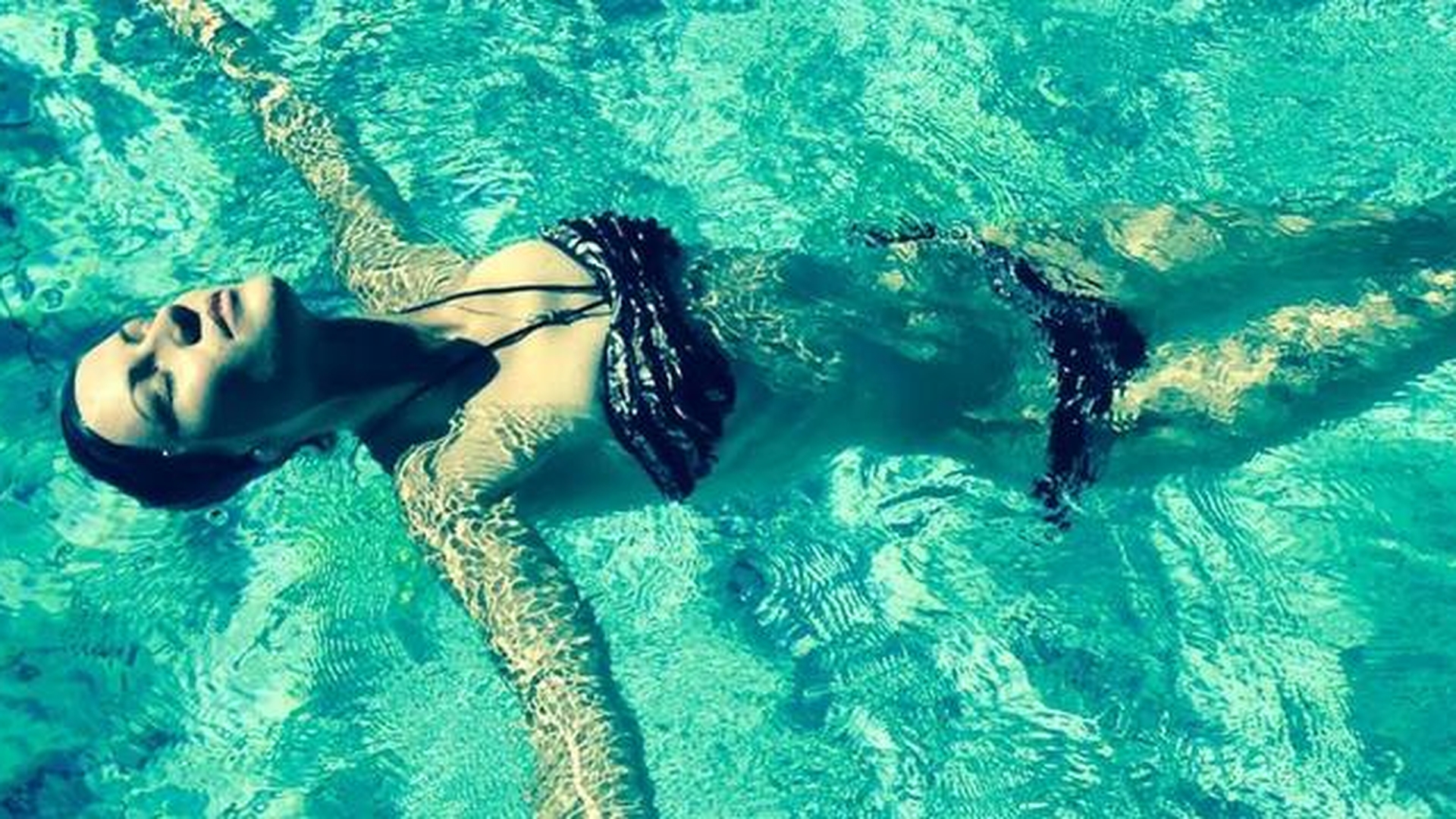 FOTO Lucreaza ca secretara si model, la baza este profesoara, iar acum reprezinta Romania la Miss Turism International!