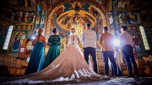 Câţi bani trebuie să dai la biserică pentru o nuntă, în 2023? Taxa de cununie religioasă o plătesc naşii