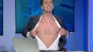 Mircea Badea filosefează în pielea goală, cu mușchii la vedere! Cum s-a pozat în concediu