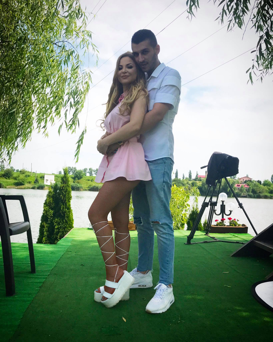 Alessia e gravidă cu primul ei copil. Cântăreaţa a fost la maternitate şi…radiază de fericire!