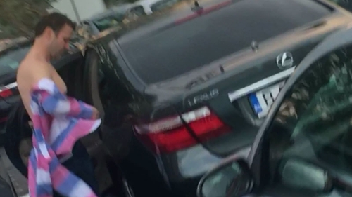 VIDEO EXCLUSIV. CANCAN.ro l-a filmat pe cunoscutul politician exact în momentul în care… Imagini năucitoare cu primarul milionar dezbrăcat într-o parcare!
