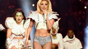 Celebra LADY GAGA a făcut un show de senzaţie la „Super Bowl“! Cântăreaţa a fost minute bune suspendată în aer doar de câteva corzi