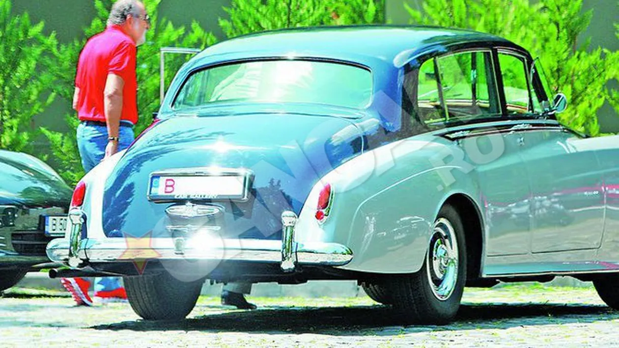 Ion Tiriac se plimba intr-un Rolls de colectie! Umbla cu Norul Argintiu in Bucurestiul gri