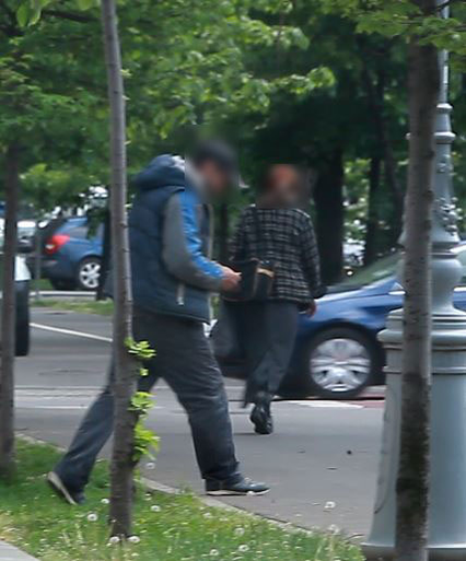 Mulțumiți, cei doi nevoiași se îndepărtează