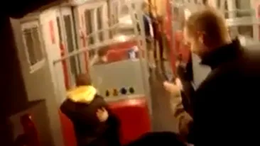 VIDEO demential! Doi nebuni fac sex noaptea in metrou! Vezi cum e sa ai orgasm intre statii si reactia geniala a calatorilor perversi!