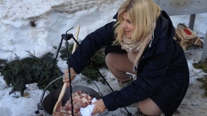 Elena Udrea schimba hainele chiar si la ceaun la pomana porcului
