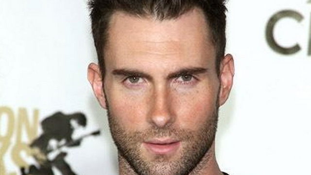 Adam Levine, solistul trupei Maroon 5, s-a logodit cu modelul Victoria's Secret Behati Prinsloo