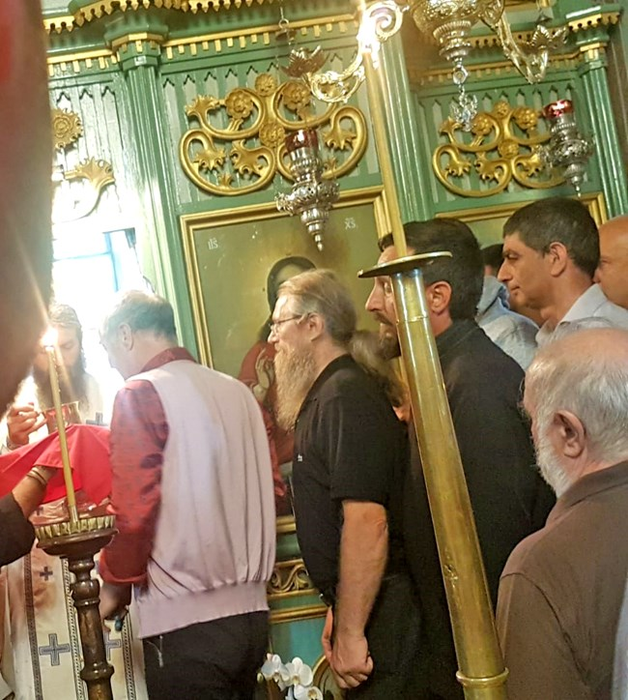 Gigi Becali (primul din stânga, cu spatele) a participat la slujba de Sfântă Mărie de la Mănăstirea Frăsinei
