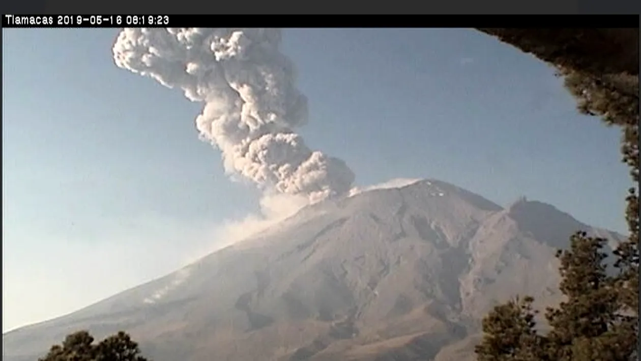 Clipe de panică în Mexic! 2 explozii s-au înregistrat în urma erupției vulcanului Popocatepetl