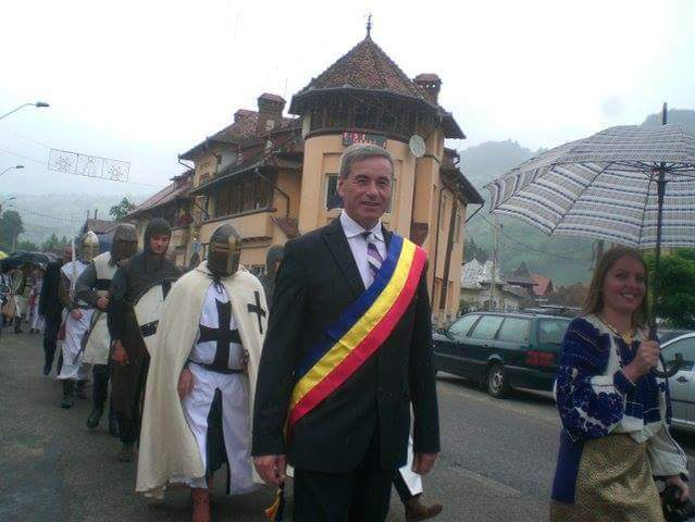 În ziua nunții, fiica unui politician a fost dusă la biserică într-o căruță trasă de boi. Imagini senzaționale cu fericiții miri