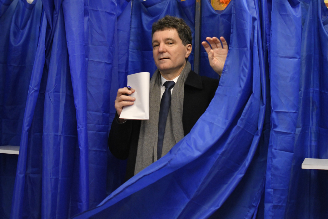 Nicușor Dan la secția de votare. sursă - Mediafax