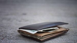 Poveste fabuloasă la Iași. Ce a făcut o vânzătoare de ziare care a găsit 20.000 de euro pe stradă