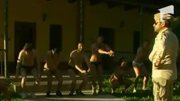 Uite-l pe Botezatu cum se distreaza cu mai multi barbati dezbracati! Ii place sa le dea ordine si sa rada de ei!