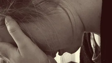 Mama unei adolescente l-a lăsat pe soțul ei să o violeze pe copila lor de sute de ori! Explicația halucinantă a femeii