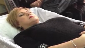 Fotografie-şoc! Nicoleta Voica a ieşit la shopping de sicrie! Uite cum îi stă întinsă în coşciug!