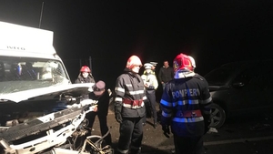 VIDEO. Doi morți și trei răniți după impactul dintre trei mașini, pe DN 14, în județul Sibiu