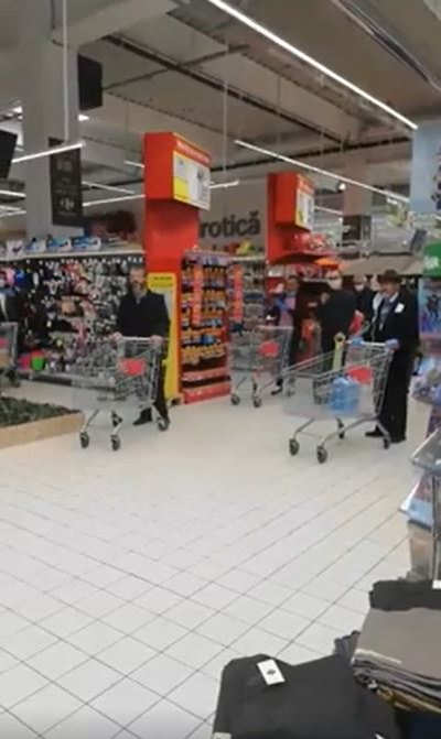 Piele de găină! Clienții dintr-un supermarket au cântat “Hristos a Înviat” în timp ce stăteau la coadă. În ce oraș din România s-a întâmplat | VIDEO
