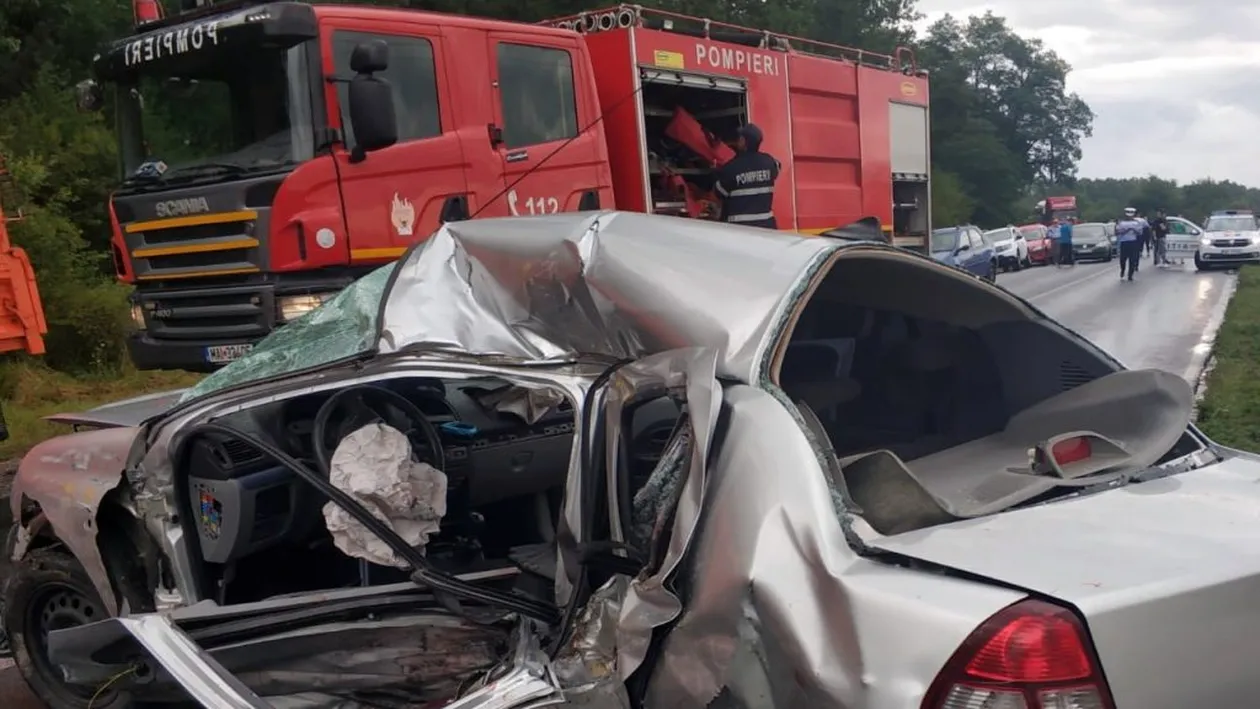 Impact devastator în Târgoviște. Un mort și un rănit în stare gravă, după ce trei mașini s-au făcut praf
