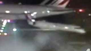 VIDEO O aeronava cu punte dubla a lovit un avion de linie pe aeroportul JFK