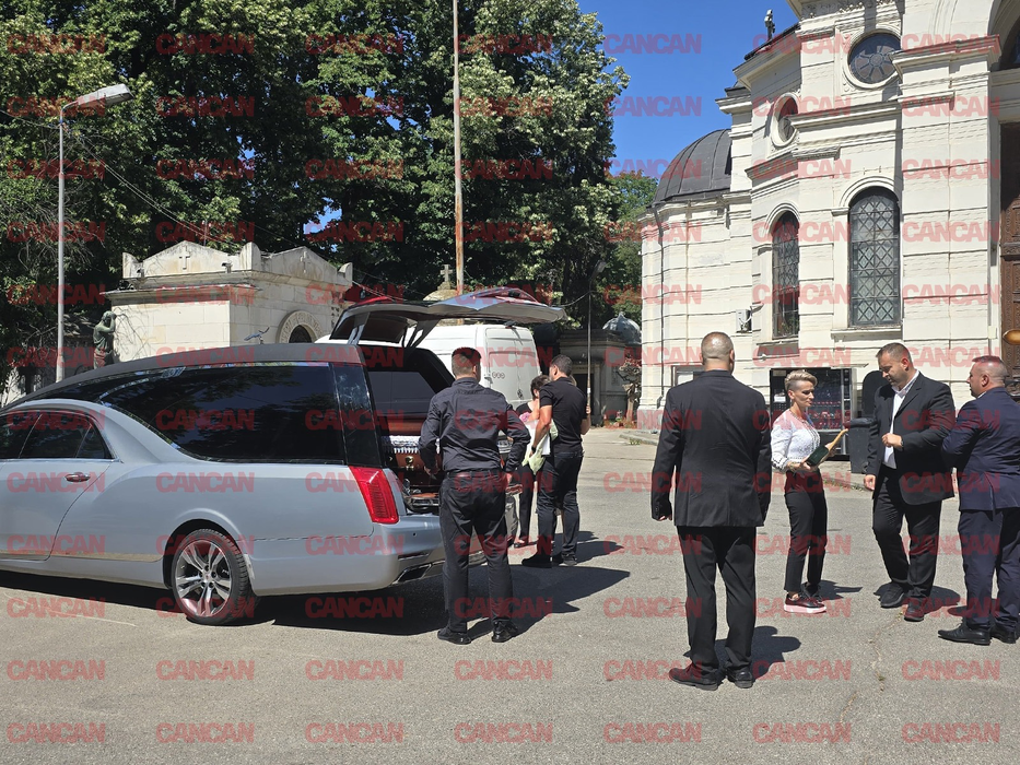 Irina Loghin și familia, la capela cimitirului Bellu.